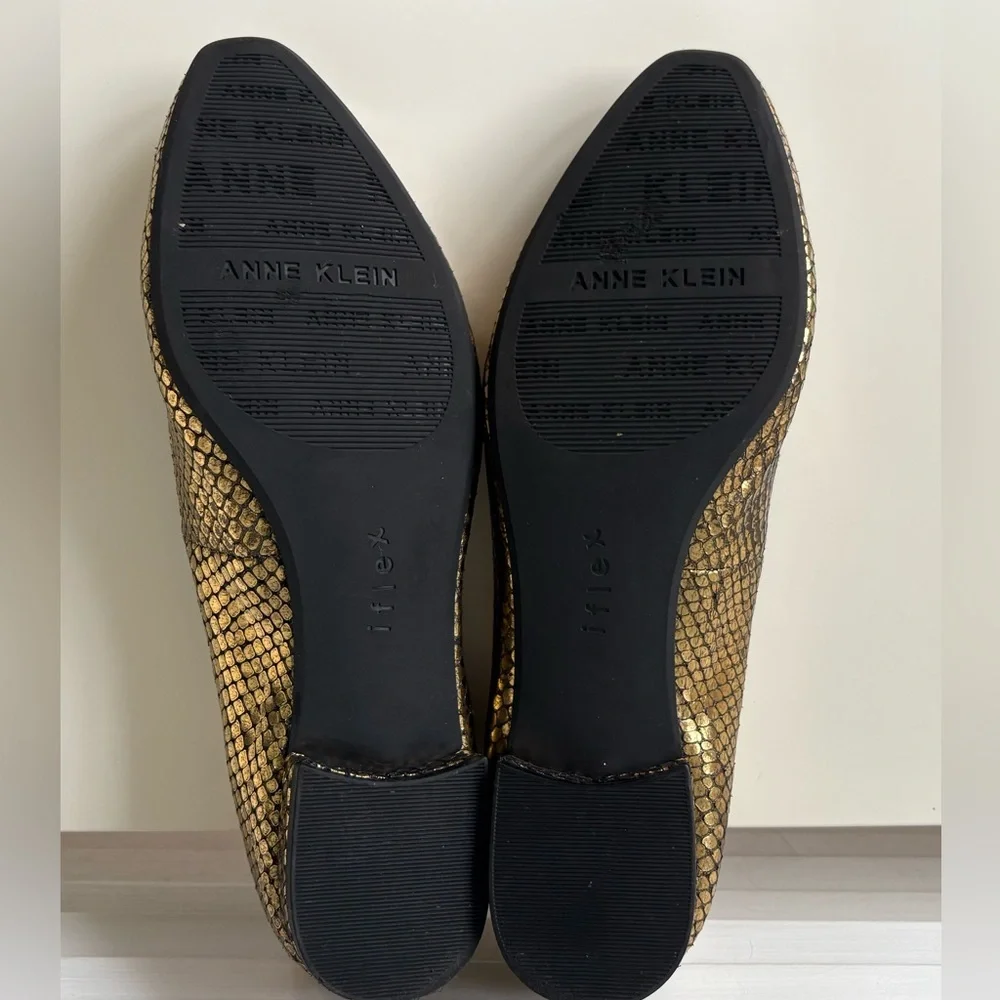 Anne Klein Women's Olivet Ballet Flat, Gold/Black color size 7